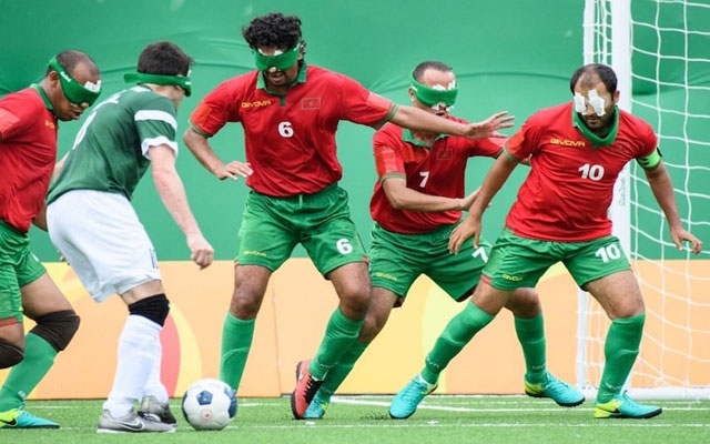  المنتخب الوطني للمكفوفات في كرة القدم الخماسية يحتل المركز الثالث في المجموعة الأولى ضمن مافسات كأس العالم بيرمينغهام 2023 رياضة بيرمنغهام 17 غشت 2023 (ومع) احتل المنتخب الوطني للمكفوفات في كرة القدم الخماسية المركز الثالث في المجموعة الأولى ضمن منافسات كأس العالم المقامة في الفترة من 15 الى 25 غشت الجاري في برمنغهام بإنجلترا.  وتعادل المنتخب المغربي في المقابلتين الأولى والثانية أمام السويد (1-1)، وإنجلترا (0-0)، قبل أن ينهزم اليوم الخميس أمام اليابان (0-4) خلال المباراة الثالثة من دور المجموعات.  وسيلعب المنتخب المغربي للمكفوفات ، السبت المقبل، مباراة الترتيب على المركز الخامس في كأس العالم أمام المنتخب الذي سيحتل المرتبة الثالثة في المجموعة الثانية. وتضم هذه المجموعة كلا من الهند والأرجنتين وألمانيا والنمسا.  من جهته، استهل المنتخب المغربي للذكور، أمس الأربعاء، مشواره في كأس العالم لكرة القدم الخماسية للمكفوفين، بانتصار كبير (3-0) أمام المكسيك.  وفضلا عن ألقابه الخمسة لكأس الأمم الإفريقية “الكان”، والتي فاز بآخرها في 23 شتنبر 2022 بالمغرب، أحرز المنتخب الوطني لكرة القدم الخماسية للمكفوفين، كذلك، الميدالية البرونزية في دورة الألعاب البارالمبية بطوكيو.