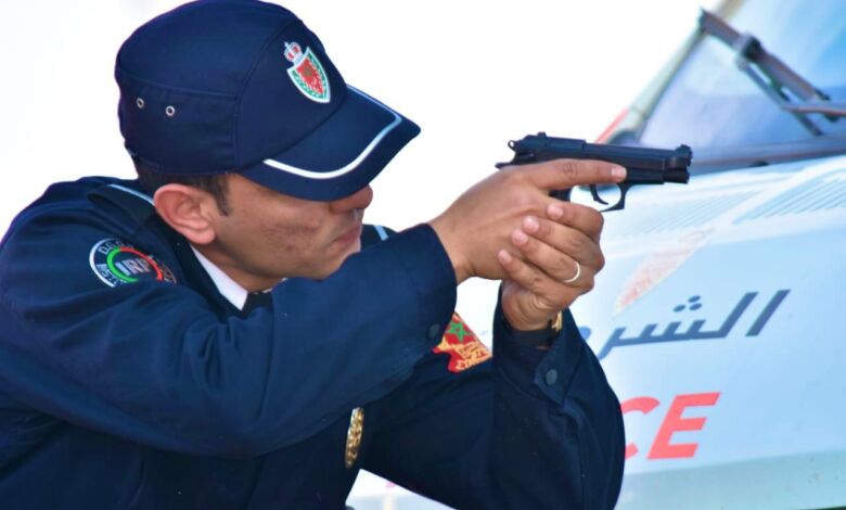  مراكش .. مفتش شرطة يضطر لاستعمال سلاحه الوظيفي لتوقيف شخص عرض أمن المواطنين وسلامة عناصر الشرطة لتهديد جدي وخطير