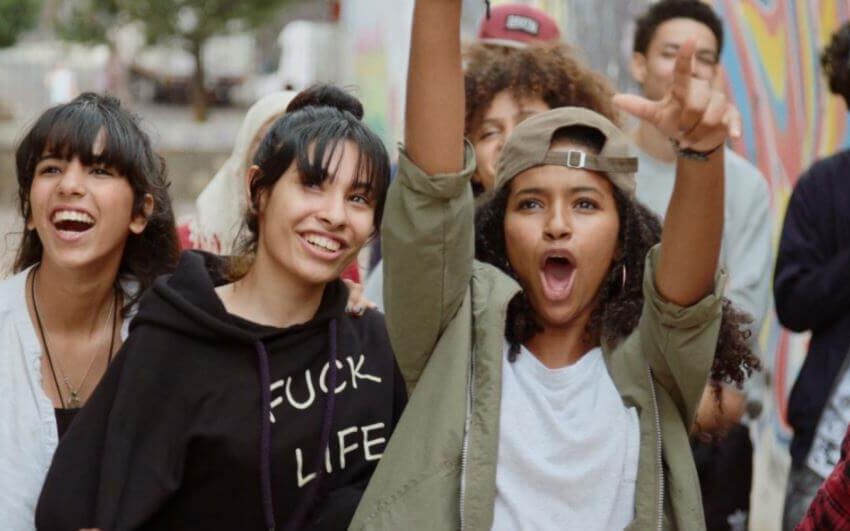 سينما.. المغرب يشارك في مهرجان “رؤى من إفريقيا” بمونتريال الثقافة و الإعلام مونتريال 4 أبريل 2025/ومع/ انطلقت، الخميس بمونتريال، الدورة الـ41 للمهرجان الدولي للسينما “رؤى من إفريقيا”، بمشاركة ثلاثين بلدا من بينها المغرب. ويمثل السينما المغربية في هذه التظاهرة، التي تتواصل إلى غاية 13 أبريل الجاري، شريط “Triple A” للمخرجة جيهان البحار، الذي يخوض غمار مسابقة الأفلام الطويلة. يروي الفيلم قصص حب ثلاثة أبطال مهمشين تتقاطع مصائرهم بطريقة غير متوقعة. وترصد هذه الكوميديا الدرامية، التي تستكشف حياة ثلاث شخصيات حافزها السعي نحو تحقيق الكرامة والمودة، الفوارق الدقيقة بين الفقر، وتحتفي بالحب، كما تسلط الضوء على التناقضات الإنسانية. وحاز الشريط المغربي الطويل عدة جوائز، من بينها جائزة أفضل فيلم أجنبي في مهرجان “سوهو” السينمائي الدولي بالولايات المتحدة، وجائزة الجمهور في مهرجان السينما المغاربية في “هارلم” بهولندا، وجائزة لجنة التحكيم في مهرجان نابولي الدولي للسينما بإيطاليا. كما تم اختيار فيلم “Triple A” في المسابقة الرسمية لمهرجان “ساليرنو” بإيطاليا (الدورة الـ77)، والمهرجان الدولي للسينما بمراكش سنة 2023، في إطار بانوراما السينما المغربية. وأشار المنظمون إلى أن المهرجان السينمائي الدولي “رؤى من إفريقيا” يسعى إلى التعريف بواقع وثقافة بلدان القارة الإفريقية والجاليات، خاصة الفرنكوفونية، بهدف تعزيز التبادل مع مهنيي السمعي البصري وتطوير الشراكات بين كندا وبلدان الجنوب في مجال الصناعات الثقافية. وخلال الـ41، يقترح المهرجان أزيد من 120 فيلما ومسلسلا تلفزيونيا من 32 دولة. كما يتضمن برنامج هذا الحدث مؤتمرات تتناول مواضيع من بينها المساواة بين الجنسين والتنمية المستدامة وحقوق الإنسان. رأ ع ه ومع 041753 جمت أبريل 2025 📋 CopierImprimerWordWhatsApp