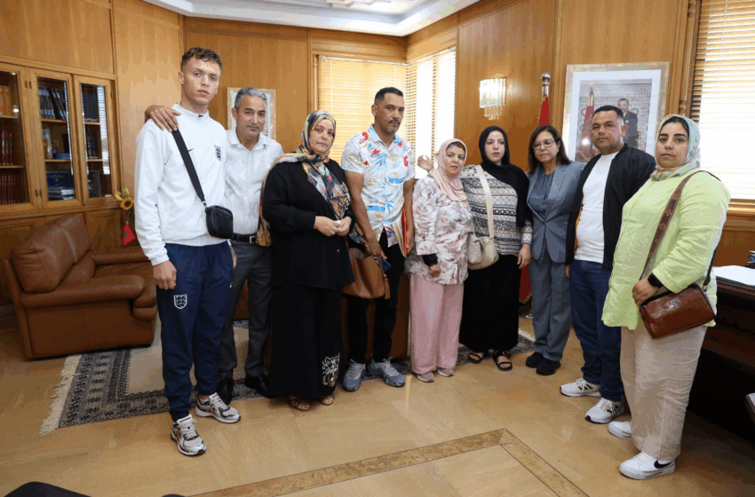 كاتبة الدولة المكلفة بالصيد البحري تلتقي أسر المفقودين وتؤكد ان عمليات البحث والتمشيط متواصلة لكشف مصير البحارة المفقودين