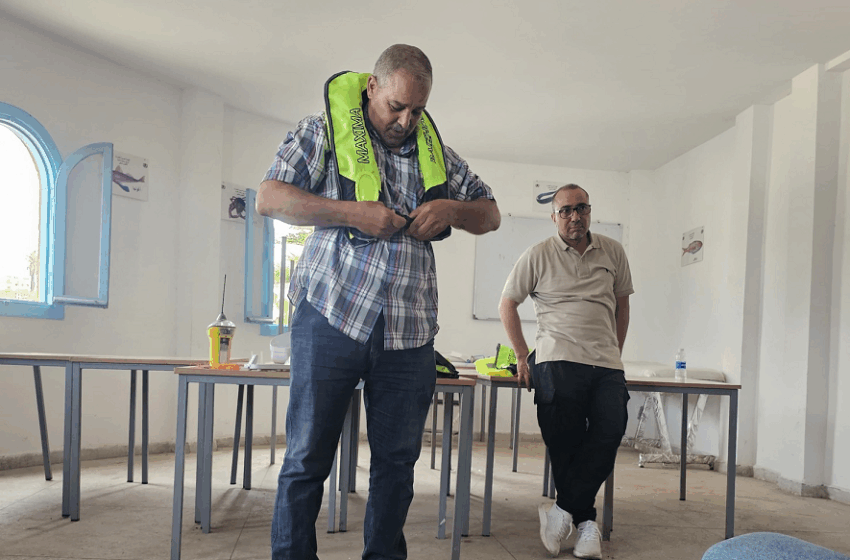  تعاونية المسيرة الخضراء لأرباب بحارة الصيد التقليدي بأسفي تنظم  حملة تحسيسية لفائدة بحارة الصيد التقليدي بميناء اسفي حول السلامة البحرية واهمية ارتداء صدريات النجاة على متن قارب الصيد التقليدي