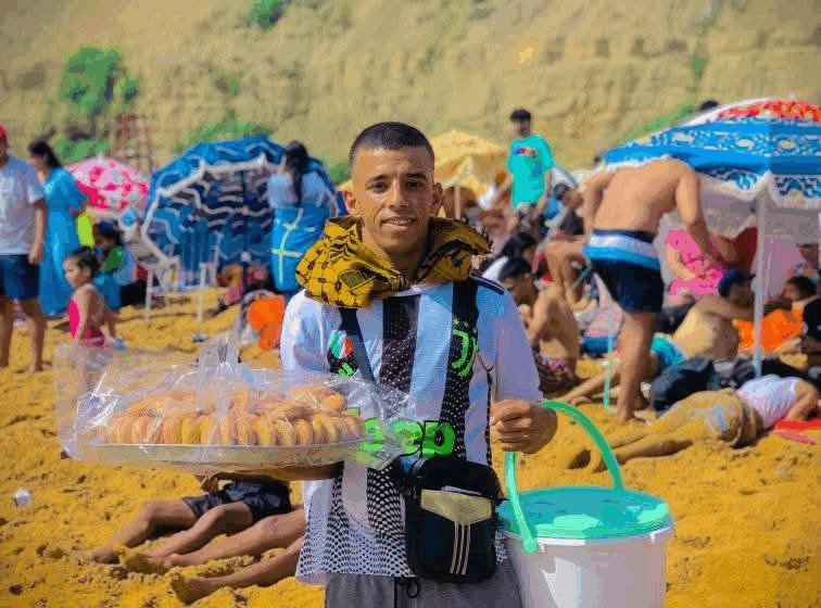  تجارة ” حلوة كوك “تلقى رواجا بشاطئ مدينة آسفي رغم لفاحت أشعة الشمس الحارقة   الشاب حمزة النݣار يقوم بمجهود مضني للبحث عن لقمة العيش الكريم