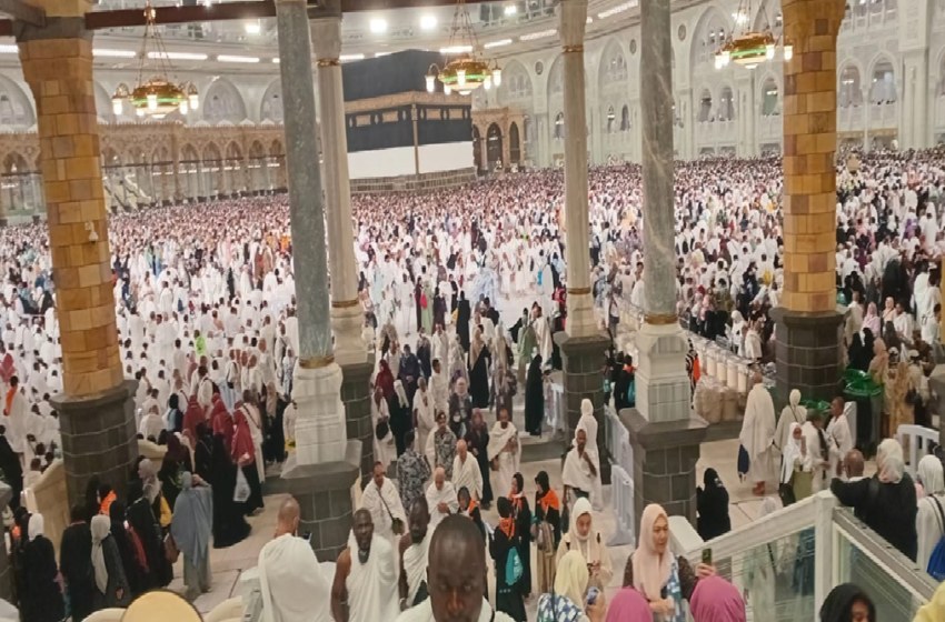   جموع المصلين تملأ أروقة المسجد الحرام في خامس أيام ذي الحجة