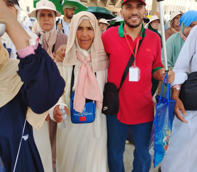  عبد اللطيف ورار.. مرافق حج يجسد معنى الخدمة والتفاني في رعاية ضيوف الرحمن