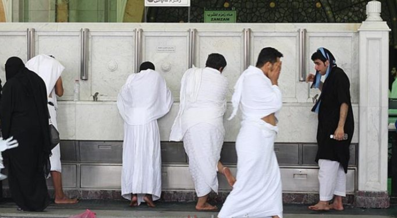  الارتواء بماء زمزم.. مطلب الحجاج ورمز الرحلة الإيمانية